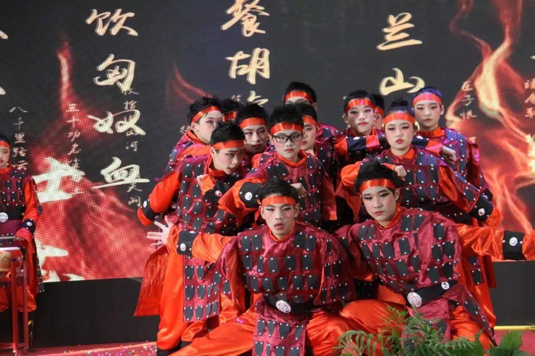 男孩吃鸡腿